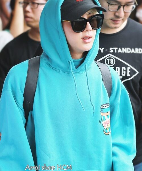 Áo hoodie giống Jin BTS mặc màu xanh