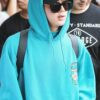 Áo hoodie giống Jin BTS mặc màu xanh